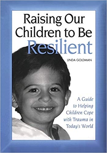 کتاب زبان رایزینگ اور چیلدرن تو بی ریسایلنت Raising Our Children to Be Resilient A Guide to Helping Children Cope with Trauma i